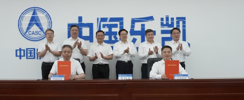 中國樂凱與宿遷市簽訂合作協議 侯景濱、李東會見宿遷市委書記陳忠偉并共同見證簽約